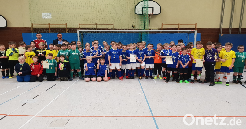 Im Bild die E-Jugend (Bambinis) mit (hinten links) Jugendleiter Thorsten Ziegler und dem Sport- und Jugendbeauftragten der Stadt, Huberth Rosner. Bild: hä