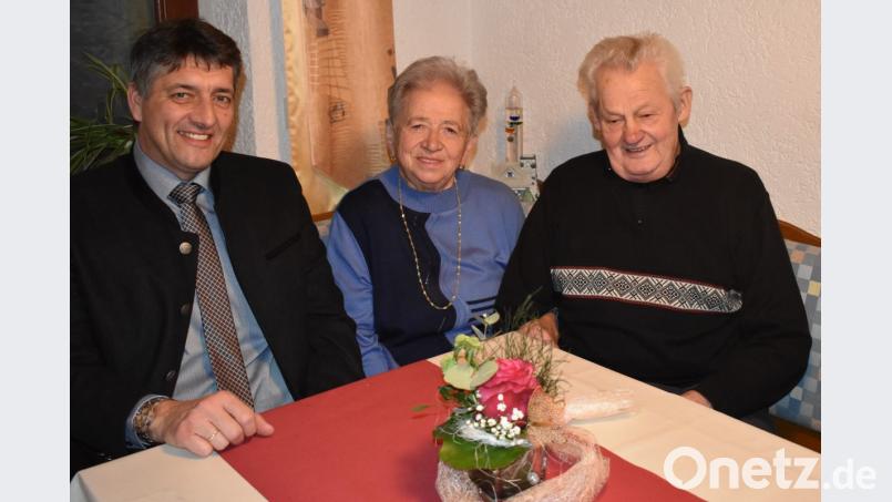 Hedwig Bräutigam bekam zu ihrem 80. Geburtstag viele gute Wünsche; unter anderen von Ehemann Georg (rechts) sowie von Bürgermeister Edgar Knobloch (links). Bild: rgr