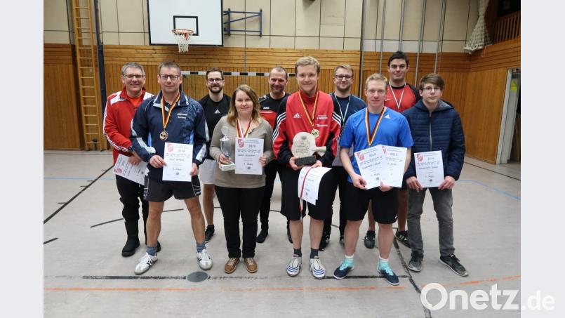 TSV-Spartenleiter Gerhard Konz (vorne links) freut sich über einen Platz auf den Siegerpodest und gratuliert den neuen Tischtennis-Ortsmeistern, Daniela Schürlein (vorne, Zweite von links) und Tobias Schultes (vorne, Dritter von links). Simon Hausknecht und Jonas Henze (vorne von rechts) gewinnen die Doppelpaarung. Bild: bsc