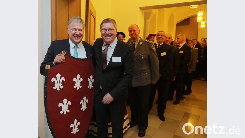Der Landkreis Amberg-Sulzbach und die Stadt Amberg sind längst ein Team - Landrat Richard Reisinger (links) und Oberbürgermeister Michael Cerny sind es offensichtlich auch. Bild: Wolfgang Steinbacher