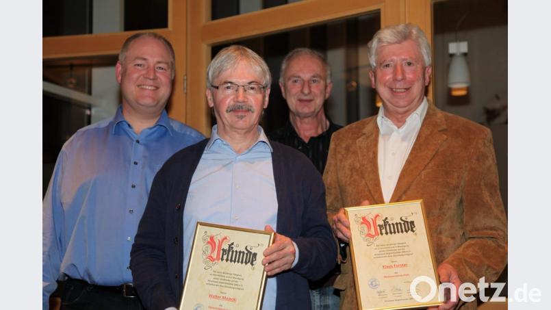 Klaus Forster (vorne rechts) wird zum Ehrenvorsitzenden der Anglerfreunde ernannt. Der langjährige Schriftführer Walter Majecki (vorne links) ist nun Ehrenmitglied. Es gratulieren (hinten, von links): Schriftführer Andreas Lüßmann und Schatzmeister Robert Dotzler. Bild: u