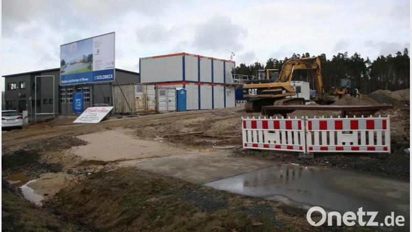 Wenige Wochen nach dem offiziellen Spatenstich, beherrschen Container und Baufahrzeuge das Bild am künftigen, Interkommunalen Gewerbegebiet bei Wiesau. Von Firmensprecher René Oertel erhielt Oberpfalz-Medien weitere Auskünfte. Bild: wro