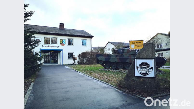 Kartons packen und wegtragen ist seit zwei Wochen eine Hauptbeschäftigung in der Oberpfalzkaserne. Denn große Teile des Panzerbataillons 104 werden nach Litauen verlegt. 70 Container mit Zubehör und Ausrüstung wurden bereits gepackt. Auch viele Fahrzeuge und Panzer treten die 1400 Kilometer lange Reise an, die nächste Woche beginnen wird. Bild: Thomas Dobler