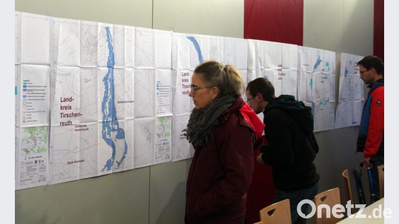 Auf großen Abschnittsplänen an der Wand haben die Zuhörer die Möglichkeit sich über die konkreten Flächen zu informieren. Bild: stg