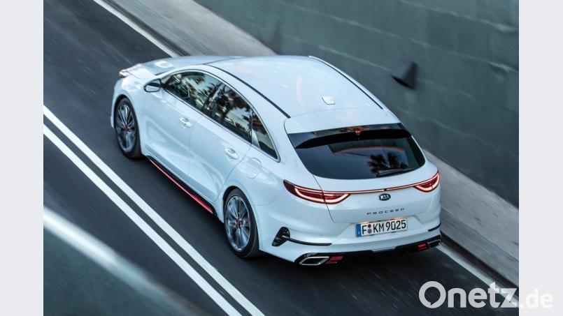 Ein durchlaufendes Lichtband dominiert das Heck des neuen Kia Proceed. Bild: Kia