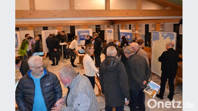 Viele Bürger kommen nach Großbüchlberg zum Infomarkt von Tennet, um sich über den möglichen Verlauf der Gleichstromtrasse Süd-Ost-Link zu informieren. Bild: rti