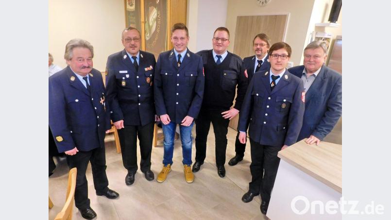Nach sechs Jahren gibt Andreas Braun (Zweiter von rechts) den Kommandostab an Bernd Pöhlmann (Mitte) und Christoph Vogel (Dritter von links) weiter. Nach über 30 Jahren scheidet Robert Uhr aus dem Vorstand aus. Es danken und gratulieren Vorsitzender Karl Braun und Kreisbrandmeister Karlheinz Sehnke (von links) sowie Bürgermeister Manfred Porsch. Bild: hai