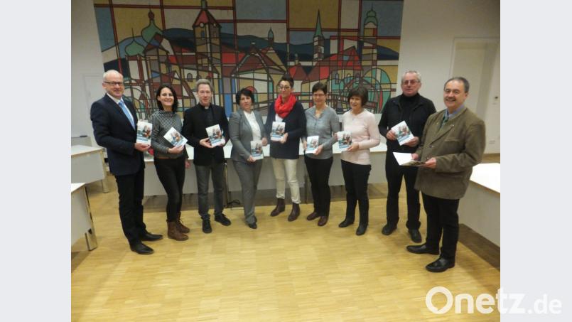 Über die gelungene Broschüre für Senioren freuen sich Hahnbachs Bürgermeister Bernhard Lindner (von links), Projektbeauftragte Sandra Deichl, Pfarrer Christian Schulz, Angelika Roderer-Bauer (Seniorenbeauftragte Marktgemeinderat), Christine Sabisch und Maria Gottschalk (Seniorenbeauftragte Gemeinde Gebenbach), Maria Koller (Seniorenbeauftragte Pfarrei Ursulapoppenricht), Erich Freisinger (Seniorenbeauftragter Pfarrei Hahnbach) und der Gebenbacher Bürgermeister Peter Dotzler. Bild: ibj