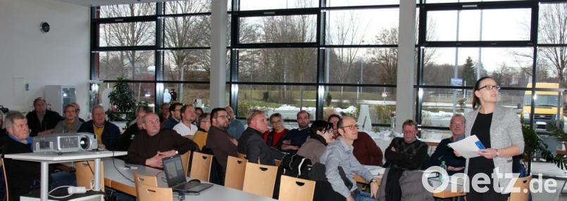 Kristina Marshall (stehend) vom Wasserwirtschaftsamt Weiden stellt die Ergebnisse der Untersuchung zu den Überschwemmungsgebieten entlang von Flötzbach, Fallbach und Schirnitzbach vor. Bild: stg