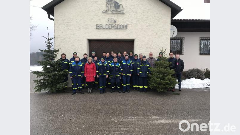 Die ABU (im Vorsitzende Irene Ehemann) und das THW sind seit Jahren ein bewährtes Christbaum-Sammelteam. Bild: exb