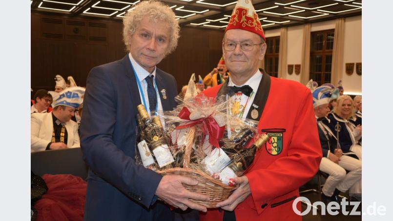 Mit einem Weinkorb dankte Landrat Wolfgang Lippert (links) dem Waldecker Hans Lukas für die Initiierung des Landkreisempfangs für die Prinzenpaare vor 25 Jahren. Bild: jr