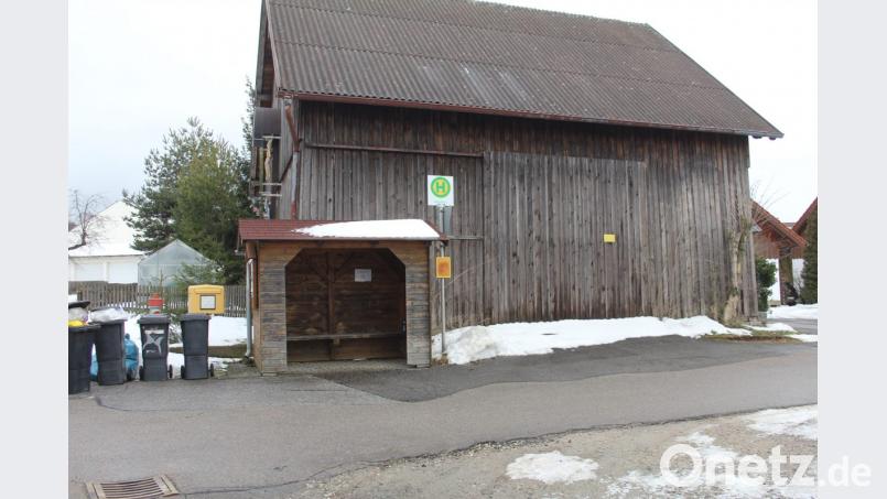 Im Bereich des bisherigen Buswartehäuschen entsteht der neue Dorfplatz. Ein neues Buswartehäuschen wird auf der gegenüberliegenden Seite aufgestellt. Bild: frd