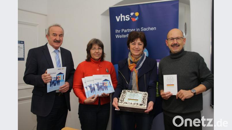Sie stellten das neue VHS-Programm vor (von links): Leiter Franz-Xaver Huber, Geschäftsführerin Barbara Genzken-Schindler, Bürgermeisterin Ulrike Roidl und Geschäftsführer Erhard Sailer. Bild: Christopher Dotzler