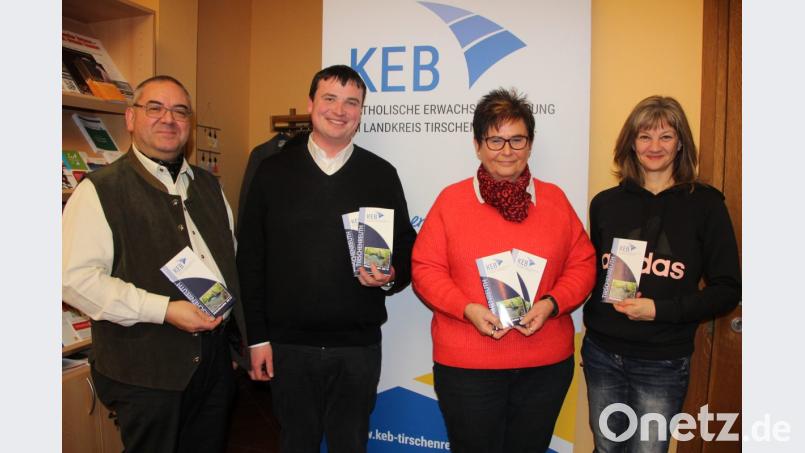 Hans Stelzl, geschäftsführender Bildungsreferent der KEB, der neue geistliche Beirat Maximilian Roeb, Vorsitzende Anneliese Krenkel und zweite Vorsitzende Gisela Wenning (von links) stellen das diesjährige Jahresprogramm der KEB vor. Bild: kro