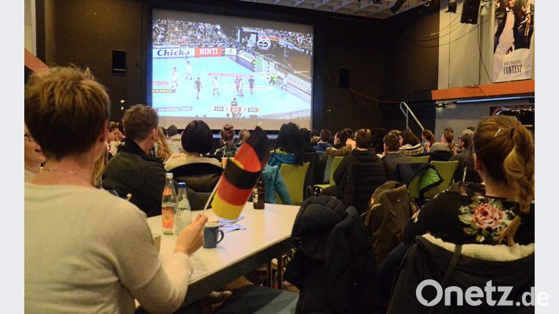 Jubeln konnten die Fans häufig. Am Ende heißt es 31:23 für die deutsche Mannschaft gegen Serbien. Bild: Kunz