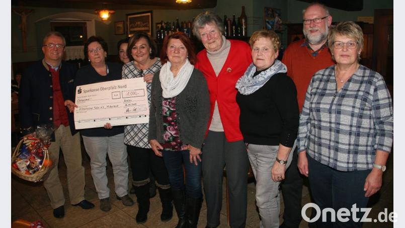 Die Übergabe der 1000-Euro-Spende für die Anschaffung eines neuen Kühlautos mit (von links) Bürgermeister Toni Dutz, Renate Plommer, Doris Schneider, Nicki Fürst, Mila Braun, Bertl Simon, Anni Riedl, Pfarrer Martin Schlenk und Resi Kreger. Bild: wro