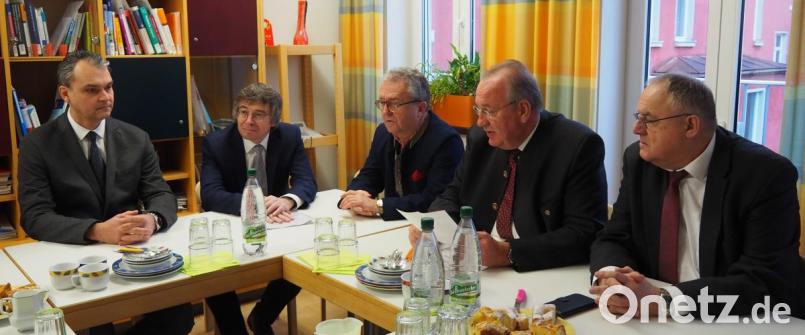 Diskussion über Ärztemangel beim Besuch des Bezirkstagspräsidenten Franz Löffler in der Kinder- und Jugendpsychiatrischen Tagesklinik in Weiden. Mit dabei ( von links) Leitender Oberarzt Dr. Franz Hench, medbo-Vorstand Dr. Dr. Helmut Hausner, Bezirksrat Toni Dutz und Bezirkstagsvizepräsident Lothar Höher. Bild: Bühner