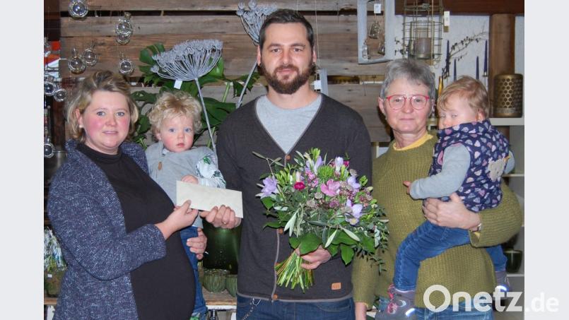 Gärtnerei Sura spendet 1000 Euro an das Kinderhaus St. Elisabeth. Bild: Schmola, Werner