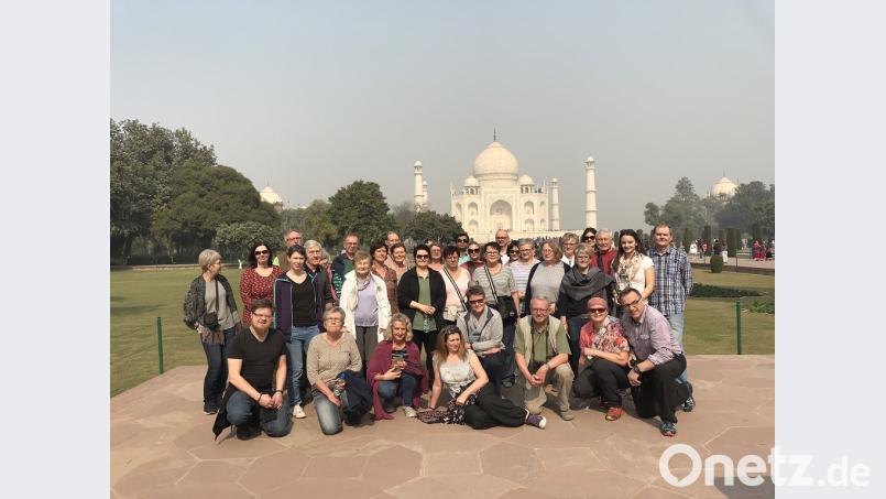 Der Taj Mahal, ist ein circa 58 Meter hohes und 56 Meter breites Mausoleum (Grabgebäude), das sich auf einer 100 Meter × 100 Meter großen Plattform am Südufer vom Fluss Yamuna am Stadtrand von Agra im indischen Bundesstaat Uttar Pradesh erhebt. Der Gebäudekern besteht ebenso wie die Kuppel und die Minarette aus vor Ort gebrannten Ziegelsteinen, die außen wie innen mit weißen Marmorplatten verkleidet sind. Bild: soj