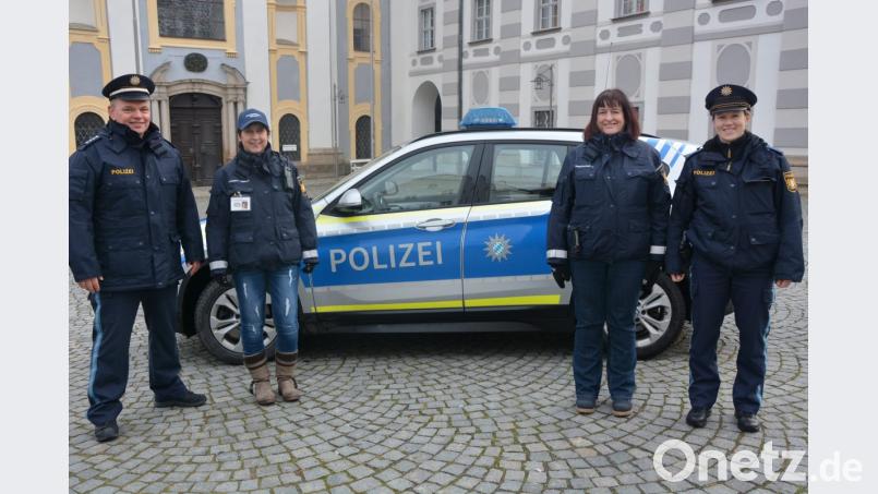 Die Polizeiinspektion Waldsassen sucht noch Leute für die Sicherheitswacht (von links): Stellvertretender Polizeiinspektionsleiter Georg Ziegler, von der Tirschenreuther Sicherheitswacht Marion Walbrunn und Olga Wölfl, sowie Polizeihauptmeisterin Kathrin Angermüller. Bild: jr