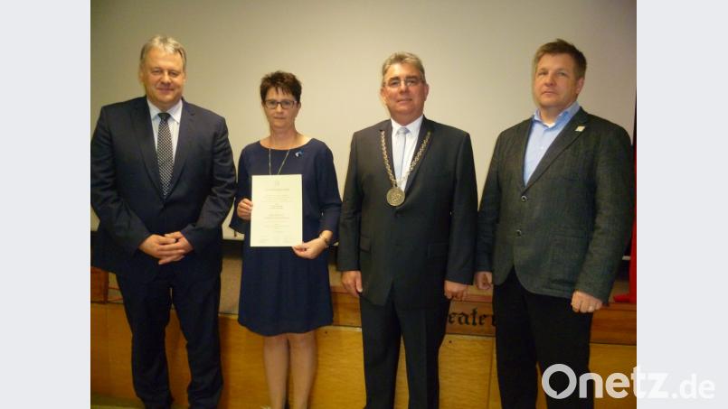 Mit Alexandra Graf ehrt der Volksbund Deutsche Kriegsgräberhilfe eine fleißige Haussammlerin. Richard Reisinger, Vizepräsident des Volksbunds, überreicht die Verdienstspange in Bronze im Beisein von Bürgermeister Norbert Bücherl und Bezirksgeschäftsführer Markus Nägel (von links). Bild: usc