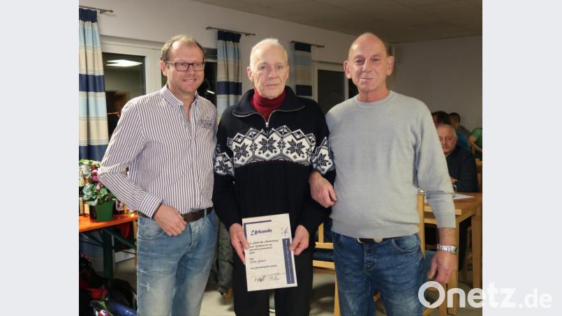 Die Vorsitzenden Norbert Frank (links) und Peter Würfel (rechts) ernannten Dieter Bohnert zum Ehrenmitglied des SC Ettmannsdorf Bild: zth