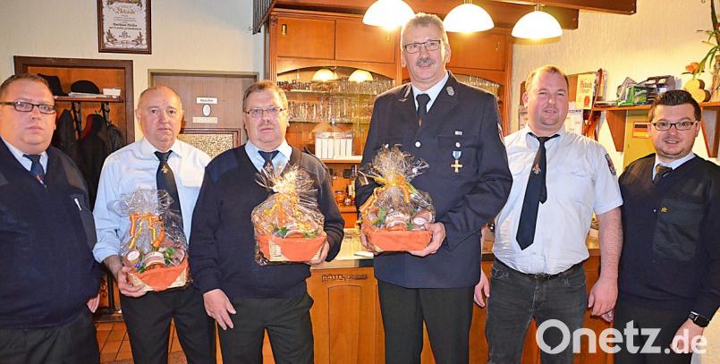 Für 45 beziehungsweise 25 Dienstjahre ehren Adjutant Fabian Leipold (rechts) und Kommandant Torsten Goss (von links) in der Jahreshauptversammlung Alois Friedl, Edi Goss, Johann Hammer und Armin Kroher. Bild: rfü