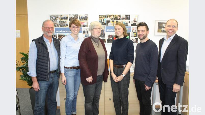 Bei einem Team aus Lehrern, Schülern und Ehemaligen laufen der Fäden der Organisation bei &quot;Academicus Live2 zusammen. Die ehemalige Schülerin Phyllis Gilch (Zweite von links) und die Jahrgangsstufensprecherin Q 11 Lena Rückerl (Vierte von links) moderieren gemeinsam die Podiumsdiskussion. Bild: lg