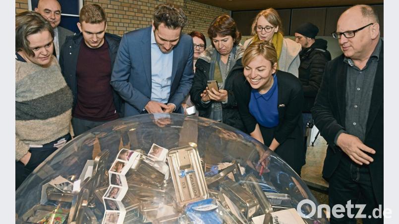 Kein Blick in die Glaskugel – sondern auf Ausstellungsstücke im Etsdorfer Tempelmuseum, in diesem Fall von verschiedenen Künstlern gestaltete Metall-Schatullen. Die Fraktionsvorsitzenden der bayerischen Grünen, Katharina Schulze (Zweite von rechts) und Ludwig Hartmann (Vierter von links), sowie ihre Kollegen sind begeistert von dem, was Museumschef Wilhelm Koch (rechts) über das Museum und die geplante Glyptothek erzählt. Bild: Unger, Heike