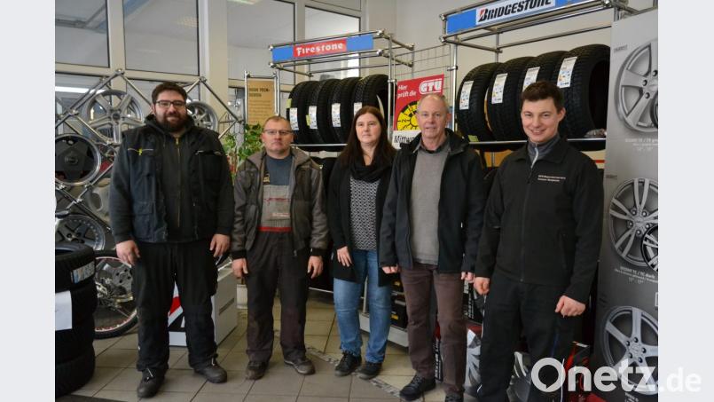 Benjamin Trenner und Ralf Santl (von rechts) führen die gemeinsame Firma. Im Büro nimmt Monika Santl die Aufträge entgegen, in der Werkstatt arbeiten die Kfz-Mechaniker Robert Trißl und Tobias Walter mit. Bild: as