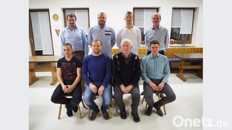 Vorsitzender Hans Wiesnet (hinten, von links) zeichnet Manuel Lautner, Florian Ruder, Engelbert Wiesnet sowie Robert Schmid (vorne, von links), Andreas Walberer, Ronald Zaus und Jürgen Lautner für ihre Treue zum FC Vorbach aus. Viele der Geehrten spielen seit ihrer Kindheit im Verein. Bild: wmi