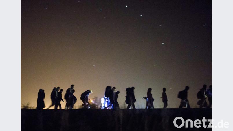 Flüchtlinge, die sich verdunkeln, bekommen kein Geld. Bild: Balazs Mohai/MTI/dpa