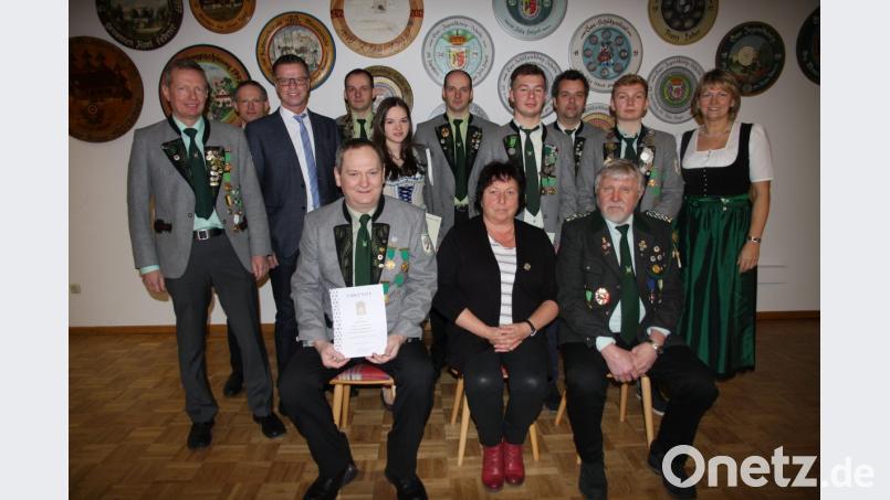 Vorne (von links): Josef Luber, Rosa Pröls und Gauschützenmeister Dietmar Beyer;
mittlere Reihe (von links): Martin Rumpler, Bürgermeister Hermann Falk, Tina Reichl, Timo Wisgickl und Paul Rumpler; hinten (von links): Klaus Reichl, Tobias Schmidl, Bernhard Schmidl, Marco Trummer und Vorsitzende Anita Zirnig. Bild: exb
