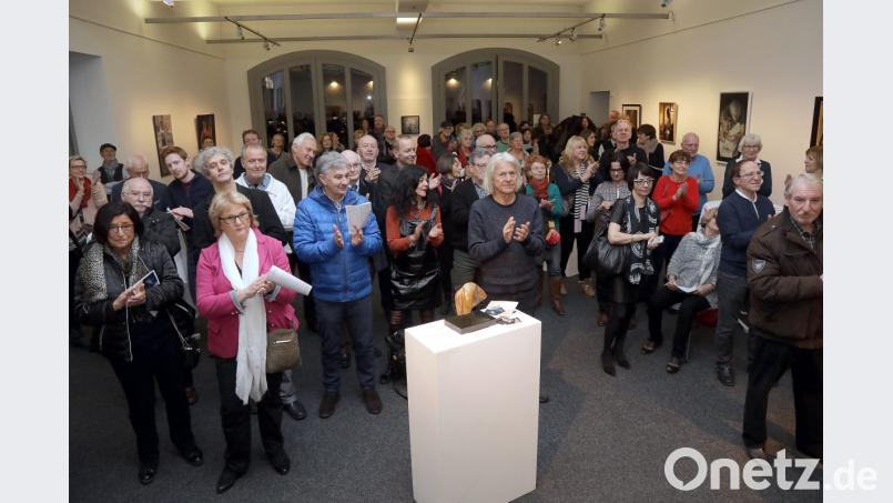Zur Vernissage von &quot;Corps et Ames&quot; (Körper und Seelen) kommen viele Interessierte in die Stadtgalerie Alte Feuerwache. Bild: Wolfgang Steinbacher