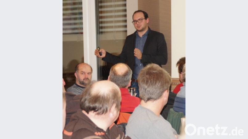 Projektingenieur Christian Winterhalter von der Energieagentur Regensburg, einem kommunalen Unternehmen, gab wertvolle Tipps zur Optimierung bestehender Anlagen aber auch zu Neuanlagen. Bild: weu