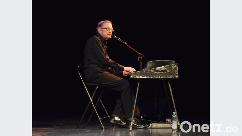 Im ausverkaufen Amberger Congress Centrum begeistert der österreichische Schauspieler und Kabarettist Josef Hader sein Publikum. Bild: Karin Hegen
