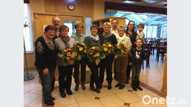 Die Familie Greiner dankte den Mitarbeiterinnen (mit Blumen, von links) Anna Schmitzer, Anna Wutz, Tanja Rötzer, Maria Vitzthum und Marion Roith für ihre Treue. Bild: zth