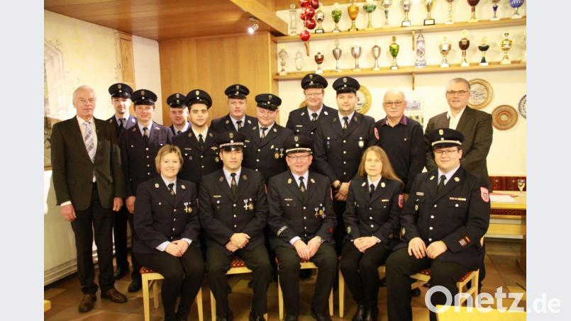 Vorsitzender der Feuerwehr Iffelsdorf bleibt Ernst Wurmstein (vorne, Mitte). Im Bild der neu gewählte Verwaltungsrat der Feuerwehr Iffelsdorf zusammen mit stellvertretendem Landrat Arnold Kimmerl (links) und Bürgermeister Richard Tischler (rechts). Bild: hm