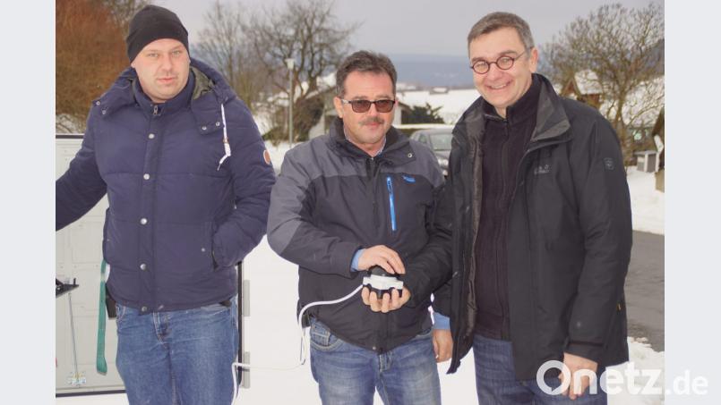 Bürgermeister Manfred Dirscherl (Mitte) mit Thomas Faltl, Servicetechniker bei Amplus (links), und Kommunalbetreuer Robert Scholz beim symbolischen Knopfdruck zur Inbetriebnahme der Glasfaser-Infrastruktur in Weiding. Bild: mmj