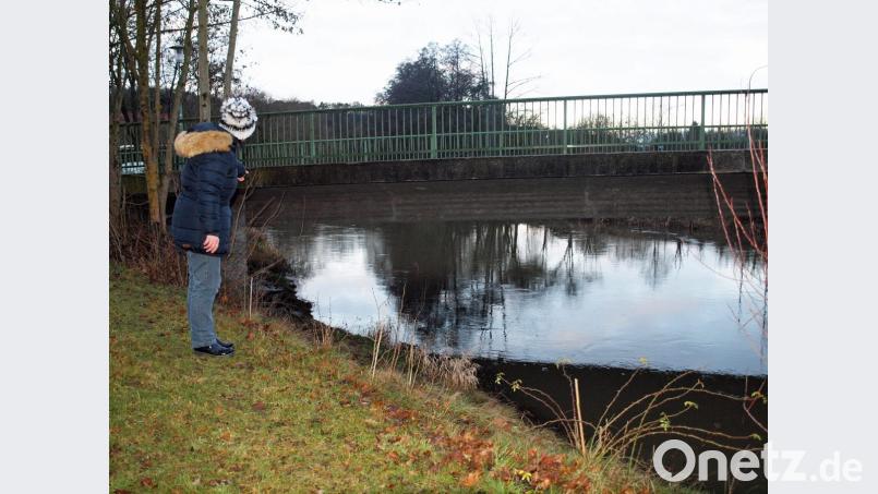Unweit der Brücke Hirschwalder Straße muss der 85-Jährige in die Vils gefallen sein. Bild: sön
