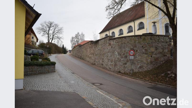 Der Kanal in der Pfarrer Willkofer Straße ist in einem völlig maroden Zustand. Eine Erneuerung muss ins Auge gefasst werden. Bild: bnr