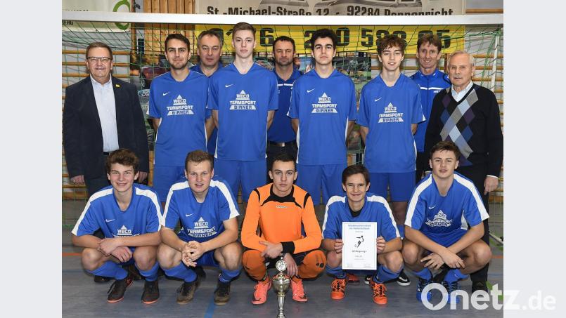 Der SV Raigering den Stadtmeistertitel bei den A-Junioren. Bei der Siegerehrung gratulierten Bürgermeister Martin Preuß (links) und Norbert Fischer (rechts), der Vorsitzende des Stadtverbandes für Sport. Bild: Petra Hartl