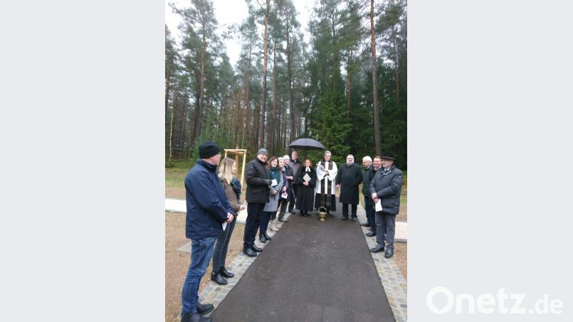Pfarrerin Irene Friedrich und Stadtpfarrer Hannes Lorenz segnen die Erweiterungsfläche auf dem Waldfriedhof im Beisein von Bürgermeister Armin Schärtl, Stadträten und Mitarbeitern der Verwaltung. Bild: exb