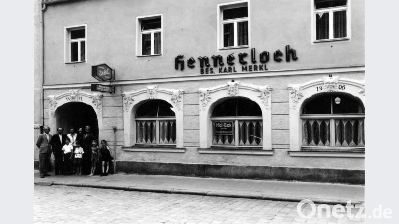 Die Gastwirtschaft Hennerloch ist lange aus Weiden verschwunden. Doch im Unterschied zu anderen kleineren Gemeinden ist in Weiden die Fluktuation hoch. Schließt dort ein Betrieb, entsteht schnell ein neuer. In vielen Gemeinden im Kreis Neustadt gibt es gar keine Lokale mehr, Bild: Archiv Bonkoß