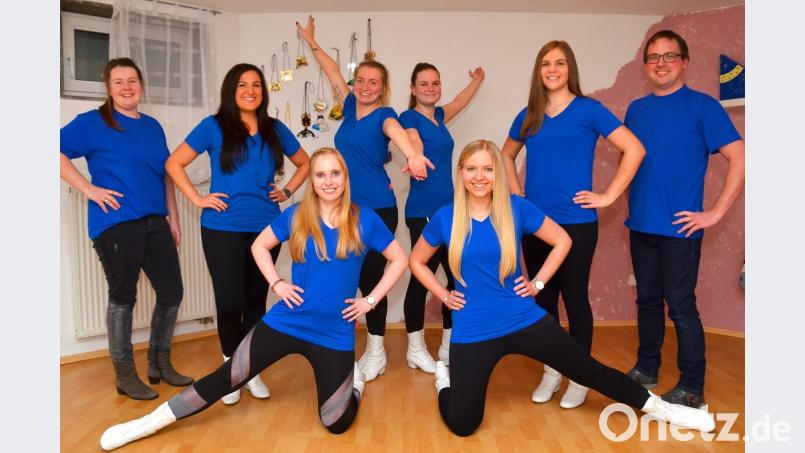 Beate Gollwitzer (links) trainiert Natalie und Natascha Feneis, Daniela Fleißner, Jasmin Gebert, Nicole Rösch und Tamara Lehner unter den wachsamen Augen von Präsident Christoph Gollwitzer (von links). Bild: fjo