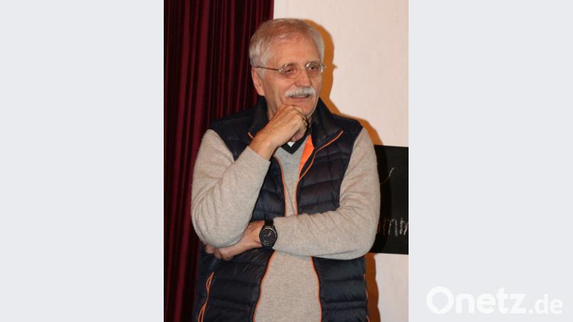 Architekt und Stadtplaner Emil Lehner erklärt den Kaibitzern die Themen, die im kommenden Fragebogen abgefragt werden. Bild: rpp