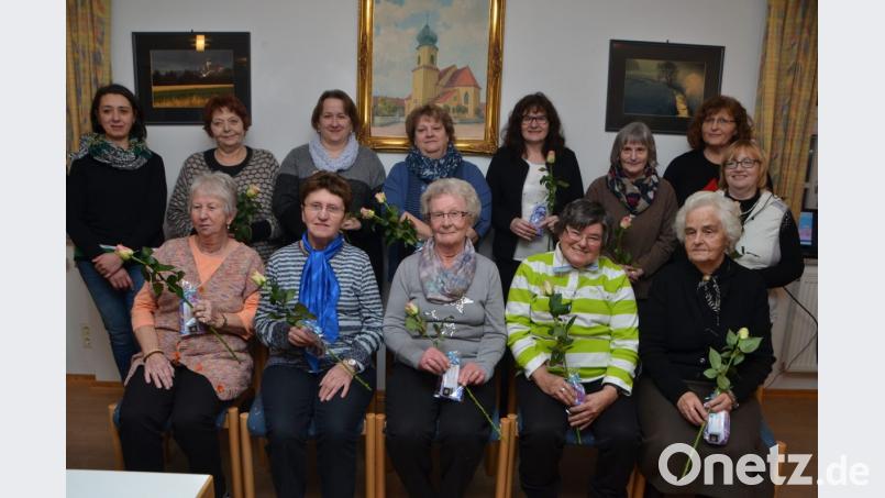 Die Vorsitzenden Ulrike Gösl (links) und Elisabeth Bojer (hinten, rechts) würdigten bei der diesjährigen Jahreshauptversammlung viele Mitglieder für ihre lange Treue zum Katholischen Frauenbund Roggenstein. Bild: dob