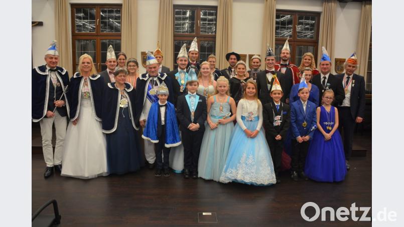 Die Prinzenpaare des Landkreises wurden am Mittwochabend zum 25. Mal im Landratsamt Tirschenreuth von Landrat Wolfgang Lippert (rechts) empfangen. Lippert dankte für die Pflege des Brauchtums und der Tradition. Bild: jr