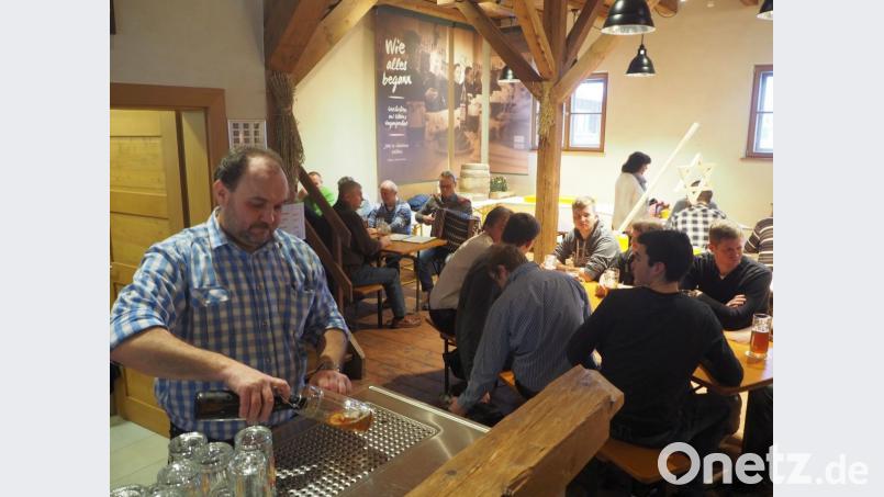 Georg Zierer sorgt beim Frühschoppen im &quot;Biererlebnis Kommunbrauhaus&quot; an der Schenke für ständigen Nachschub. Bild: gz