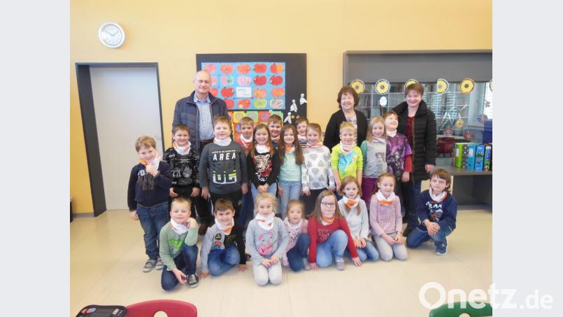 Die Bürgermeister Sonja Meier (hinten, rechts) und Bürgermeister Walter Schauer (im Hintergrund, links) überreichten die Halstücher an die Schüler der ersten Klasse. Bild: amö